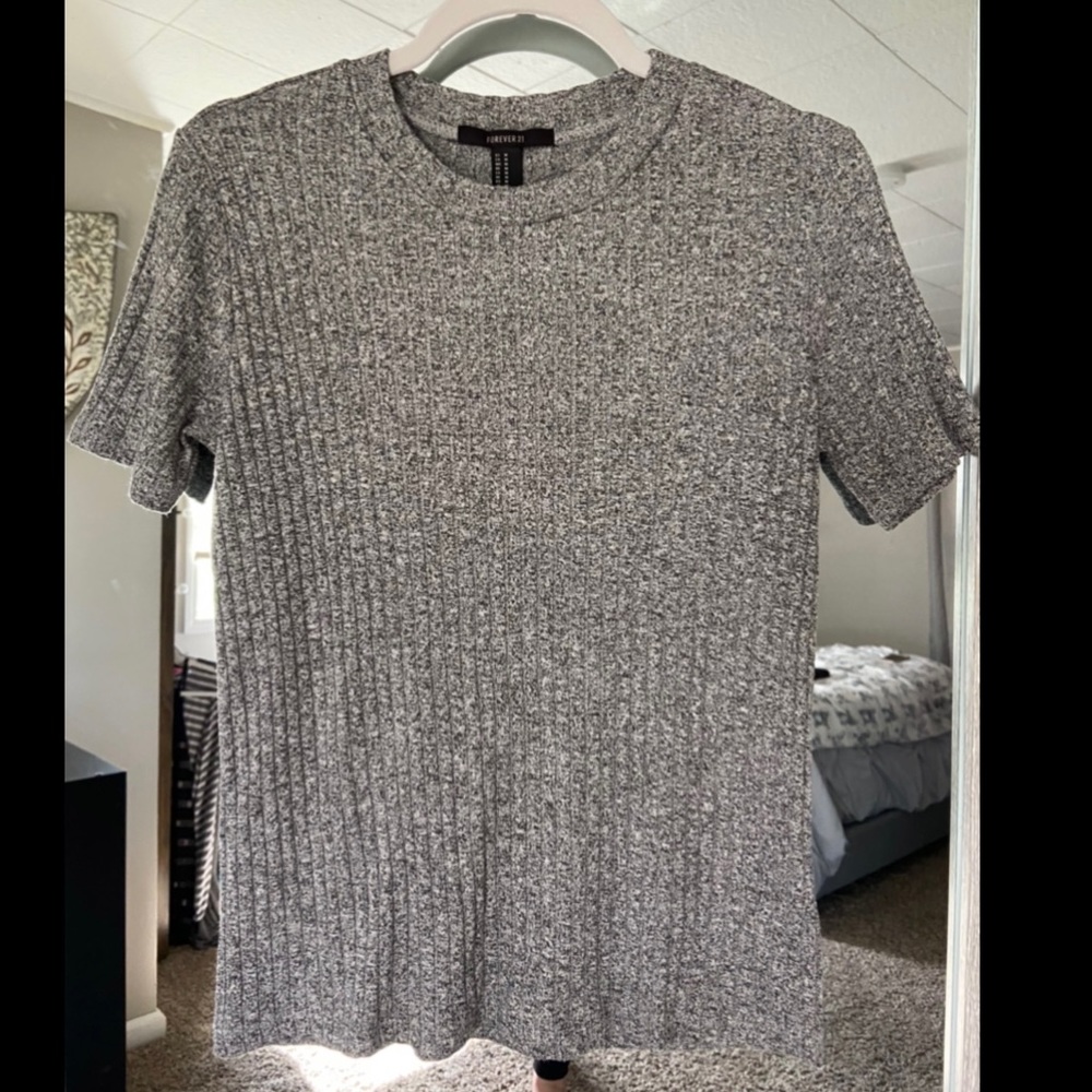 Cute gray top from forever 21. Size medium.